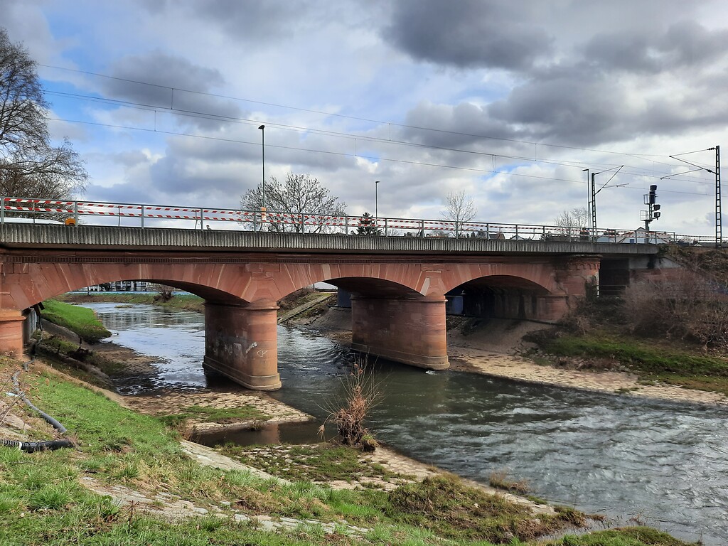 Eisenbahnbrücke der Main-Weser-Bahn über die Nidda in Bad Vilbel (2021)