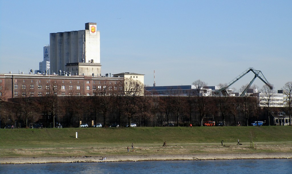 Blick auf das Gebäude der "Ellmühle" bzw. "Aurora-Mühle" in Deutz von der Kölner Rheinseite aus (2019).
