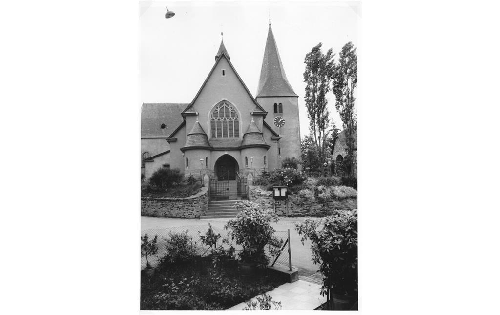 Pfarrkirche in Berglicht von Norden (1960er Jahre)