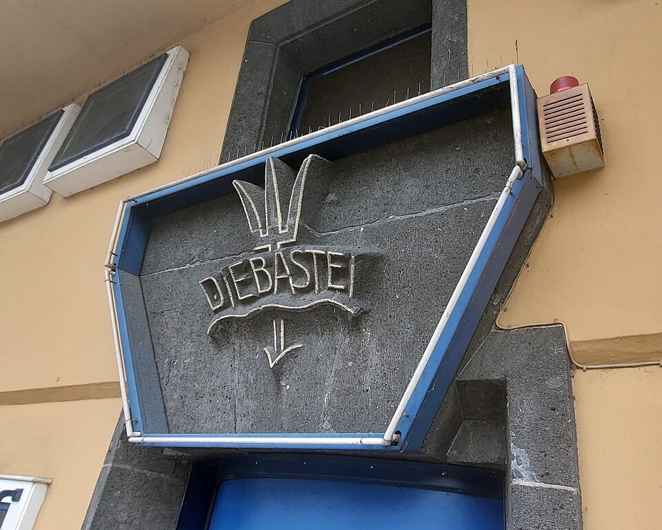 Das über dessen Eingang angebrachte Signet des Restaurants "Bastei" am Kölner Rheinufer in Neustadt-Nord (2021).