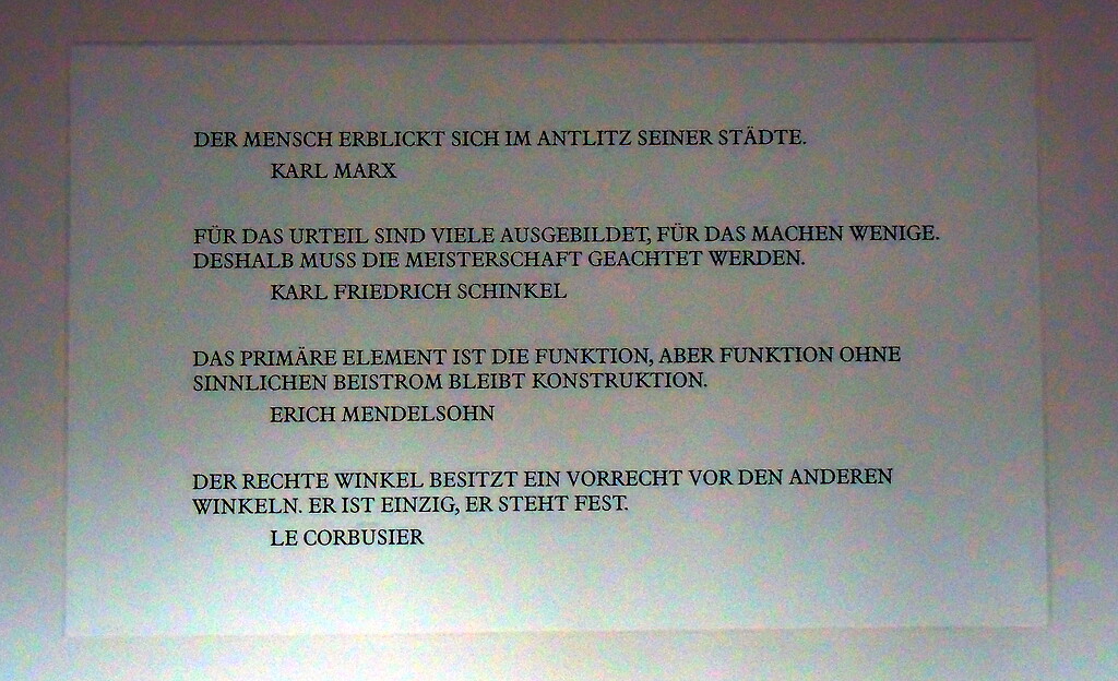 Inschriftentafel an der Wand des überdachten Raumes im Innenhof des Schlosses Deichmannsaue, das heute für Schulungen des Bundesamts für Bauwesen und Raumordnung genutzt wird (2020).
