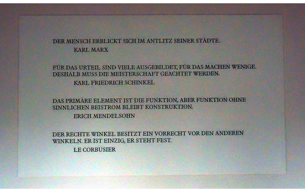 Inschriftentafel an der Wand des überdachten Raumes im Innenhof des Schlosses Deichmannsaue, das heute für Schulungen des Bundesamts für Bauwesen und Raumordnung genutzt wird (2020).