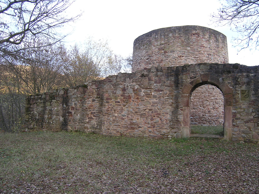 Die Ruine der Sprengelburg mit Zugangstor von Westen (2004).
