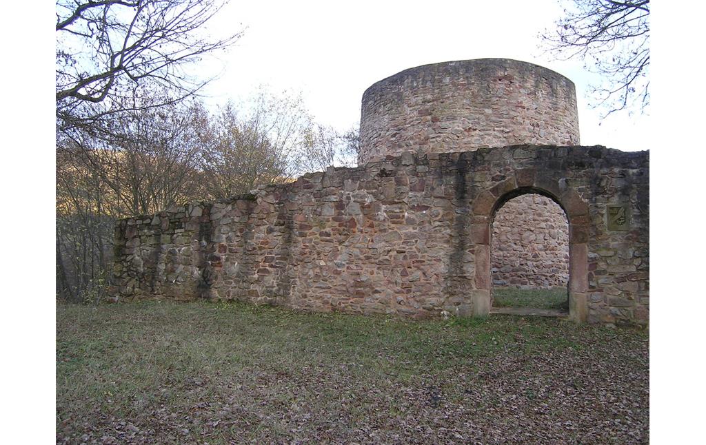 Die Ruine der Sprengelburg mit Zugangstor von Westen (2004).