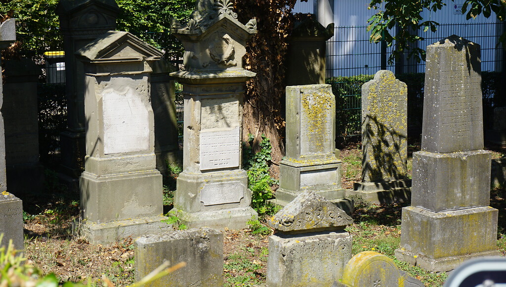 Rees (2022). Jüdischer Friedhof Weseler Straße, Ältere Grabsteine