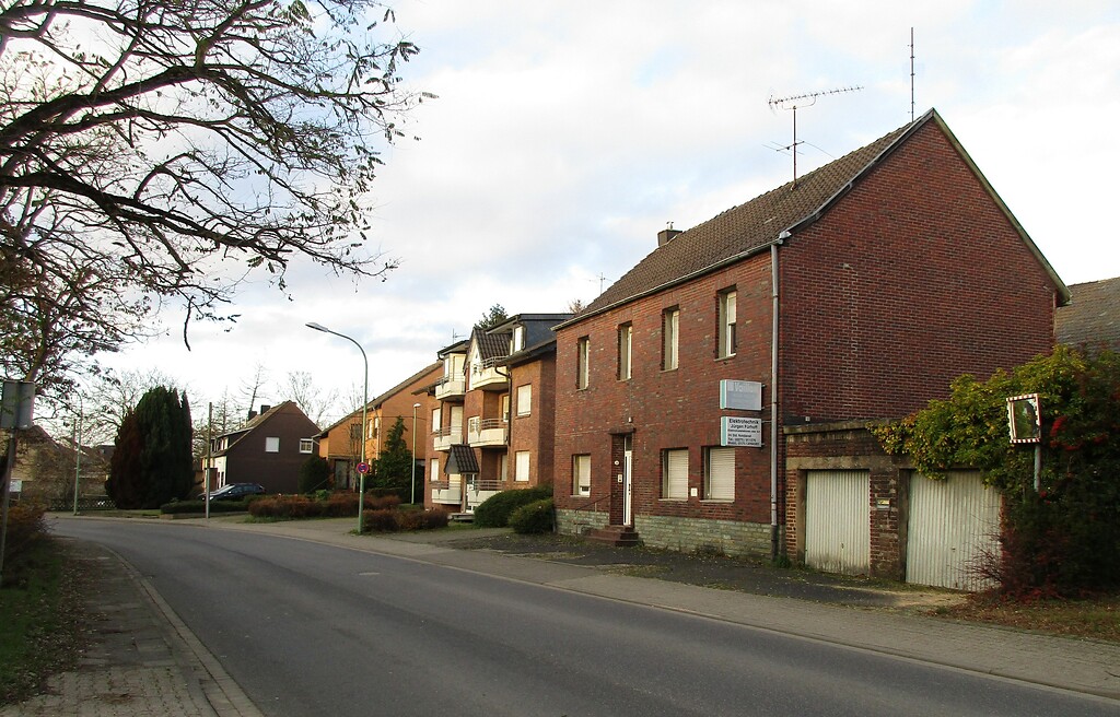 Blick in die Oberstraße von Morschenich, ein Ortsteil der Gemeinde Merzenich im Kreis Düren (2021). Die bereits 2015 nach Morschenich-Neu umgesiedelte Ortschaft sollte dem Braunkohle-Tagebau Hambach weichen, was aber derzeit offen ist.