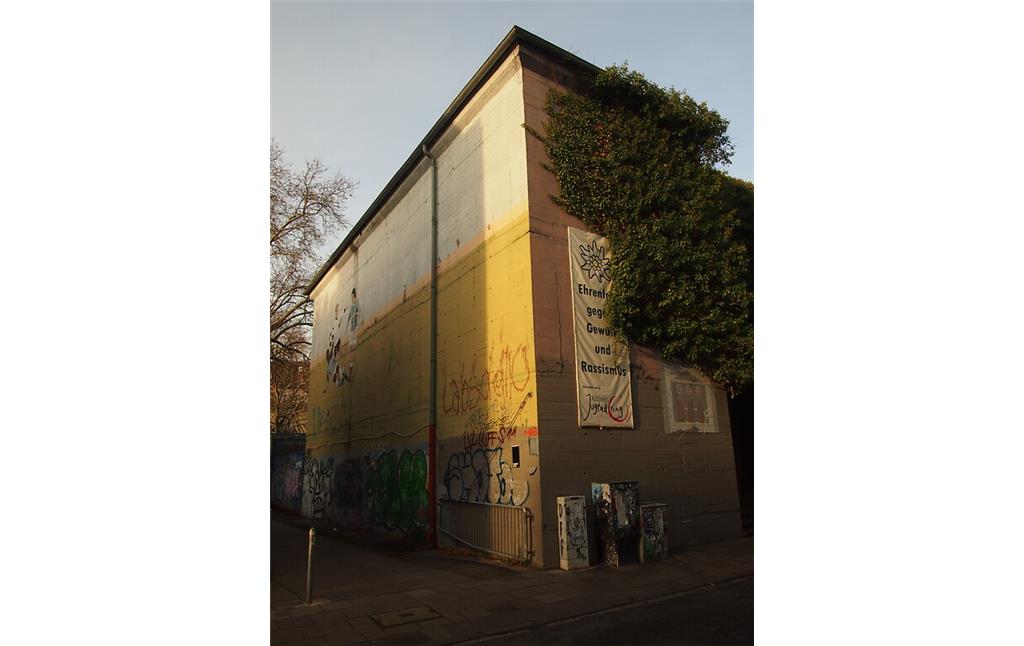 Der ehemalige Hochbunker in der Körnerstraße in Köln-Ehrenfeld, der inzwischen als Kultur- und Erinnerungsstätte dient (2021)