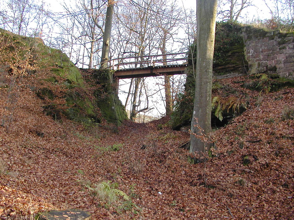 Der Halsgraben der Burg Beilstein bei Kaiserslautern nach dem Jahre 1234. Die Brücke wurde in neuerer Zeit ergänzt (2012).