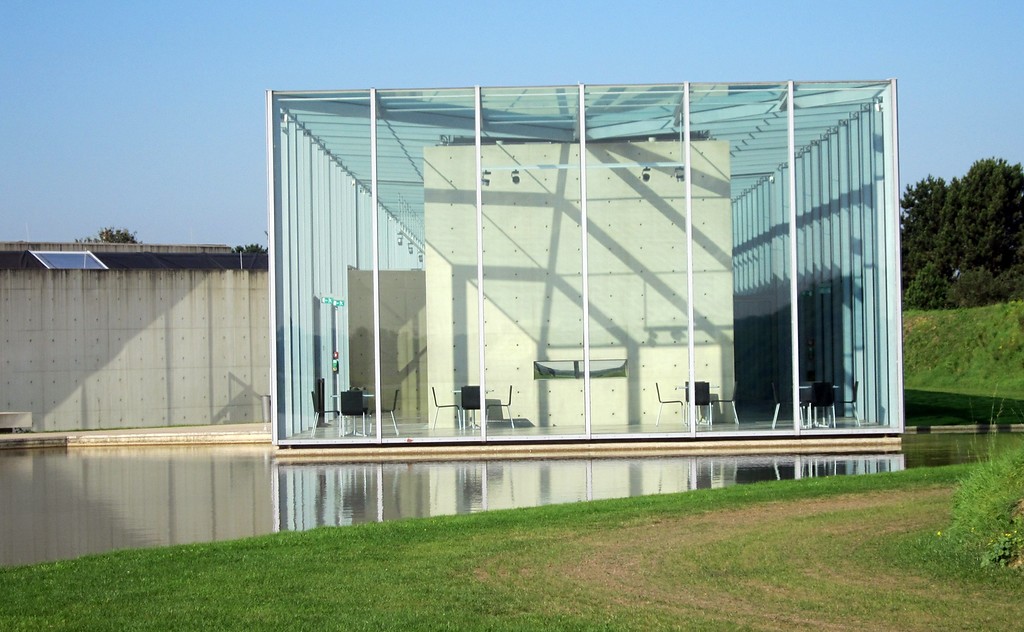 Das Kunst- und Austellungshaus der Langen Foundation auf dem Gelände der Raketenstation Hombroich in Neuss-Hombroich (2014).