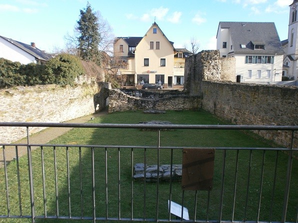 Teil des Römerkastells in Boppard am Rhein mit erhaltenen und rekonstruierten Mauern (2014)