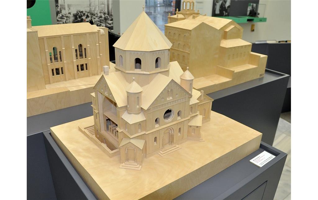 Modell der Solinger Synagoge (in der Ausstellung der Begegnungsstätte Alte Synagoge in Wuppertal-Elberfeld, 2014).