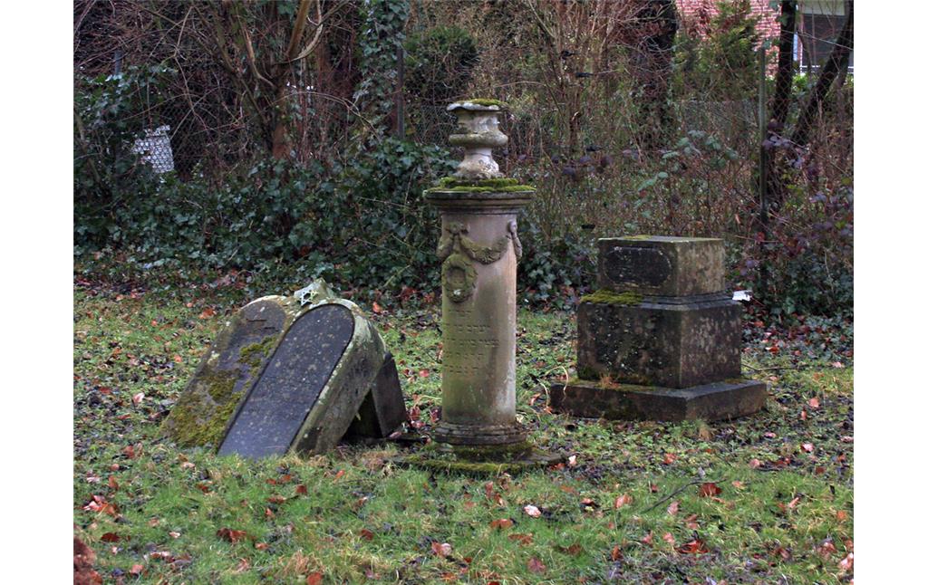 Grabsteine auf dem jüdischen Friedhof Hardter Straße in Mönchengladbach-Rheindahlen (2015).