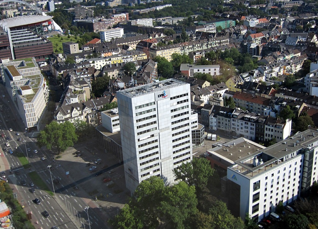 Das LVR-Hochhaus am Ottoplatz in Köln-Deutz (2011). Aufnahme vom Hochhaus Kölntriangle aus, rechts im Bild die Deutzer DJH-Jugendherberge.