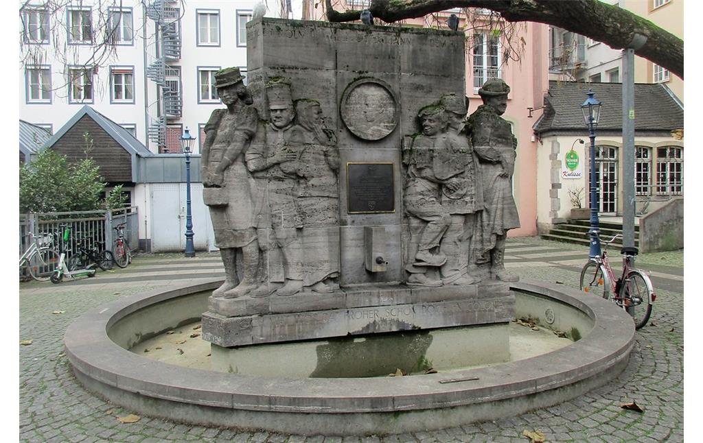 Der Ostermannbrunnen auf dem Ostermannplatz im Kölner Martinsviertel, Altstadt-Nord (2019), nördliche Ansicht des Brunnens.