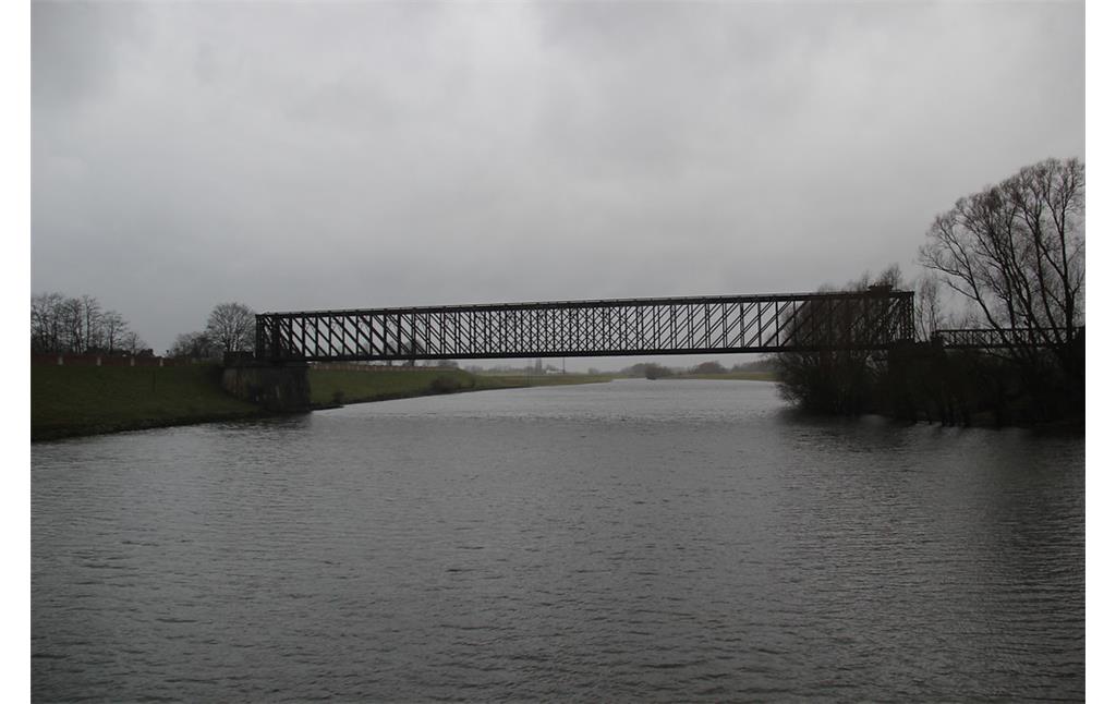 Queransicht der Kastenbrücke der hochwasserfreien Eisenbahnbrücke der Trajektbahnline Kleve-Elten (2015).