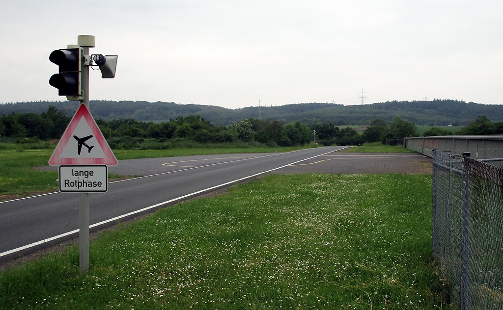 Bei Bedarf kann die Startstrecke des Flugplatzes Koblenz-Winningen im Südwesten durch Öffnen eines Tores verlängert werden (2016).