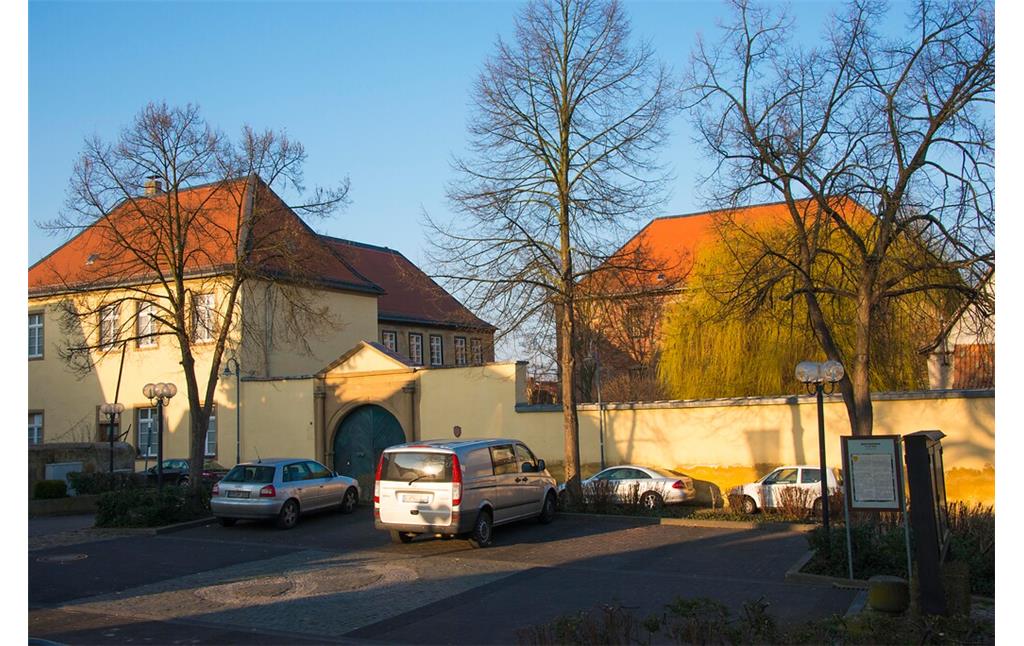 Blick auf das Schloss Bretzenheim mit seinen verschiedenen Gebäuden von der Kirchstraße aus (2022