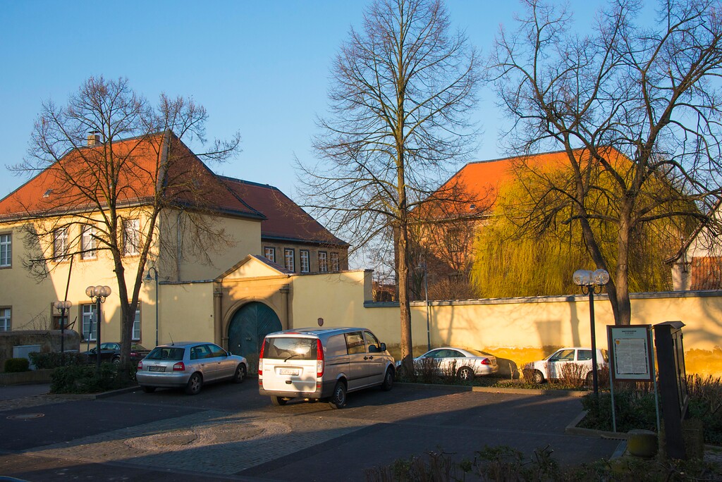 Blick auf das Schloss Bretzenheim mit seinen verschiedenen Gebäuden von der Kirchstraße aus (2022
