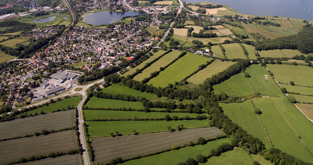 Luftbildaufnahme des Verbindungswalls des Danewerks mit Blick Richtung Norden (2009)