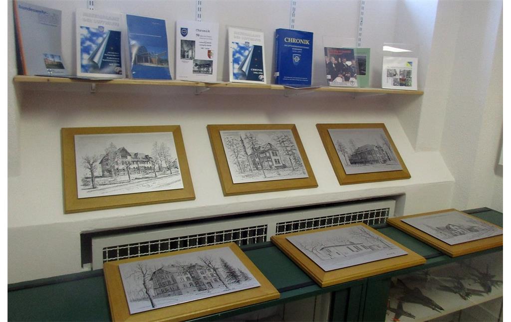 Literatur und historische Gebäudeansichten in der Militärgeschichtlichen Sammlung Luftwaffenkaserne Wahn in Köln-Wahnheide (2019).