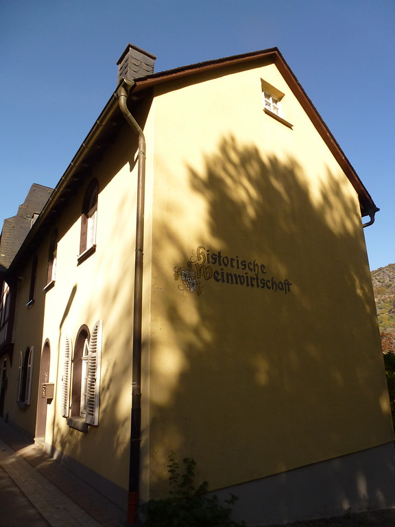 Kirchstraße 18 in Oberwesel (2016): Im ehemaligen Kanonikerhaus befindet sich heute eine historische Weinwirtschaft.