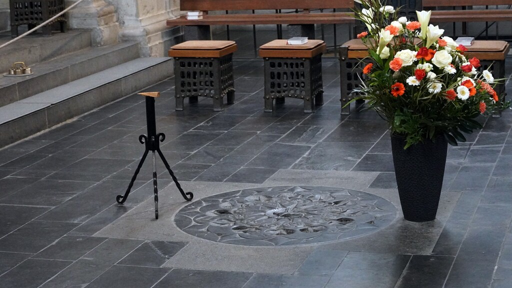 Basilika St. Kunibert in Köln-Altstadt-Nord (2023): Die von dem Kölner Bildhauer Elmar Hillebrand (1925-2016) gestaltete Bodenplatte im Altarraum über der Krypta der Stiftskirche.