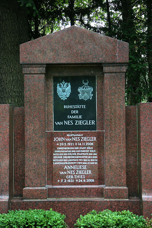 Grab des ehemaligen Kölner Oberbürgermeisters John van Nes Ziegler und seiner Gattin Anneliese, geb. Thies, auf dem Melatenfriedhof in Köln-Lindenthal (2009)