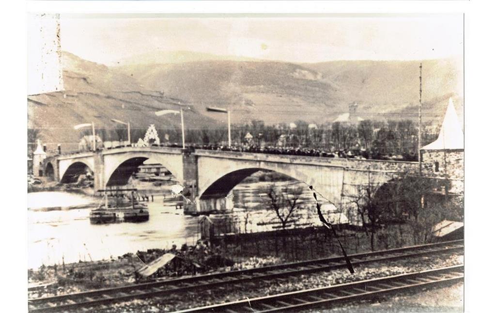 Die alte Moselbrücke, Vorgängerbau der heutigen Brücke, in Treis-Karden (1920er Jahre)