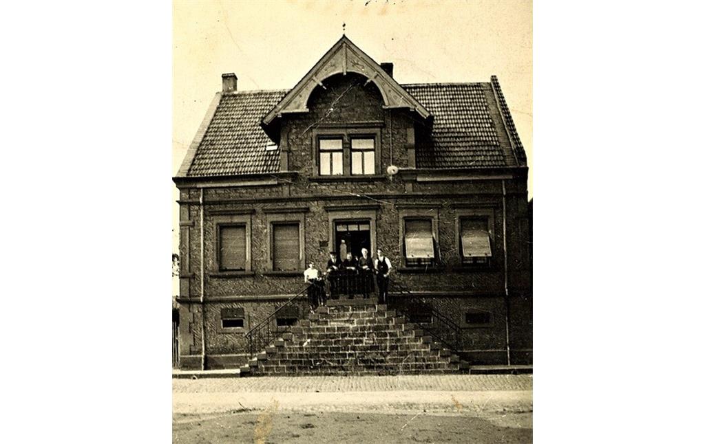 Musikantenhaus in der Friedhofstraße in Mackenbach, erbaut im Jahre 1906 (um 1910)