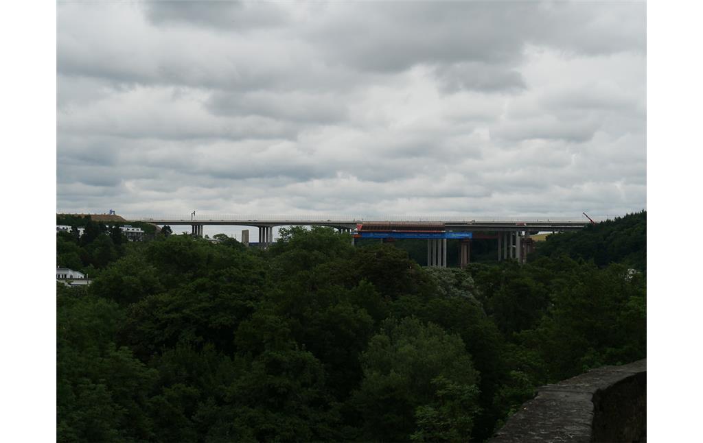Alte und neue Lahntalbrücke bei Limburg. Im vorderen Bereich wird die alte Brücke abgetragen, im hinteren Bereich steht die neue Brücke (2017)