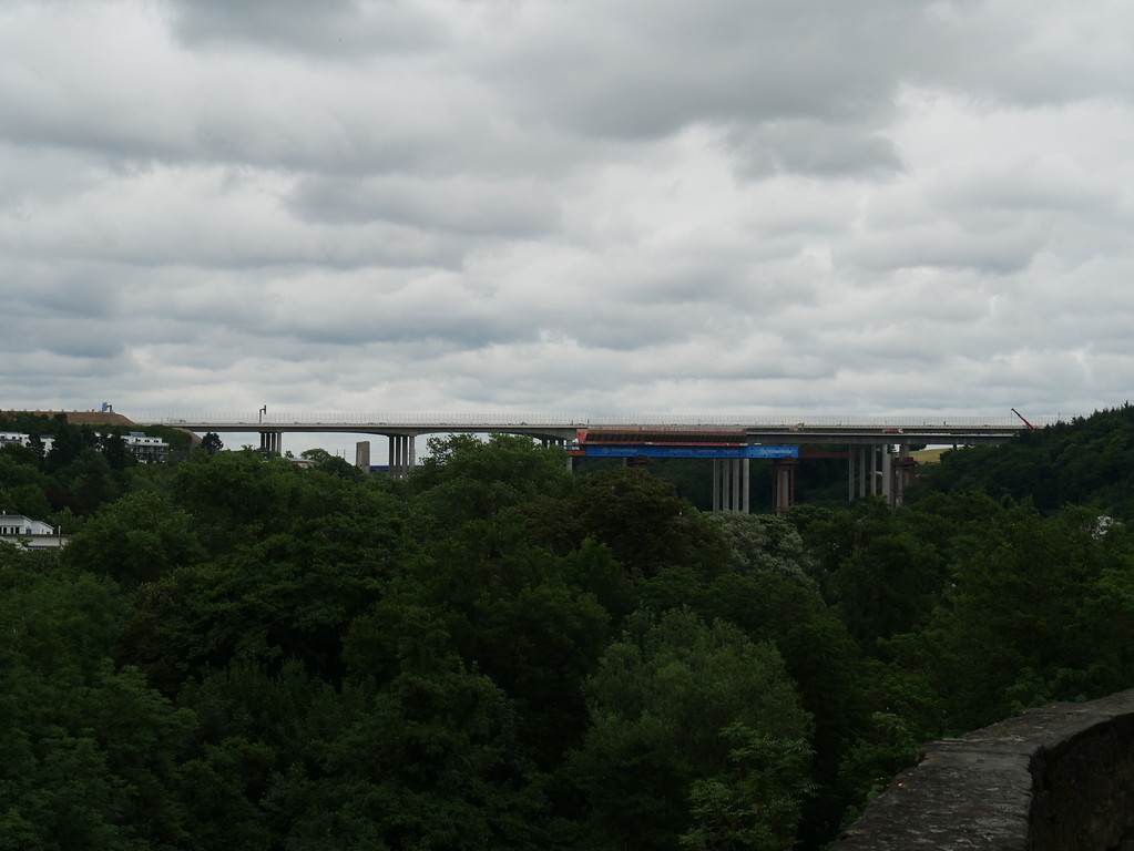 Alte und neue Lahntalbrücke bei Limburg. Im vorderen Bereich wird die alte Brücke abgetragen, im hinteren Bereich steht die neue Brücke (2017)