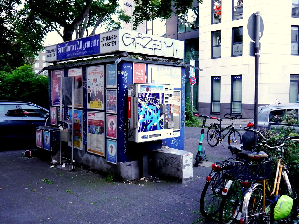 Zeitungsbüdchen an der Bonner Colmantstraße als Werbewand (2021)