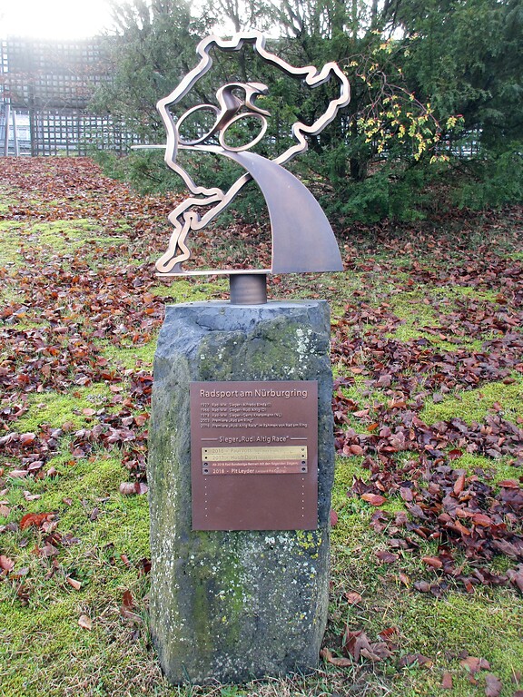 Das Denkmal am Nürburgring erinnert an den "Ring" als Austragungsort zahlreicher Radsportwettbewerbe, darunter in den Jahren 1927, 1966 und 1978 auch dreimal die Rad-Weltmeisterschaften (2020).