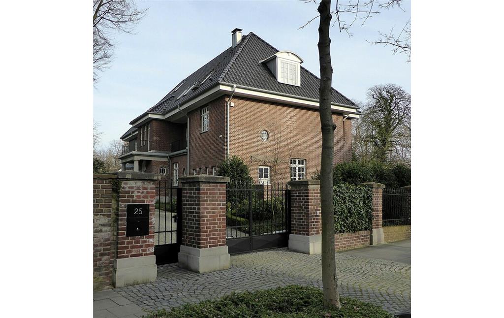 Villa in der Köln-Marienburger Pferdmengesstraße 25 (2015), ehemals Wohnhaus der Familie des Kaufmanns Hans Rollmann (1877-1940), Inhaber der Kölner Schuhfabrik Rollmann & Mayer.