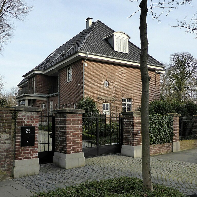 Villa in der Köln-Marienburger Pferdmengesstraße 25 (2015), ehemals Wohnhaus der Familie des Kaufmanns Hans Rollmann (1877-1940), Inhaber der Kölner Schuhfabrik Rollmann & Mayer.