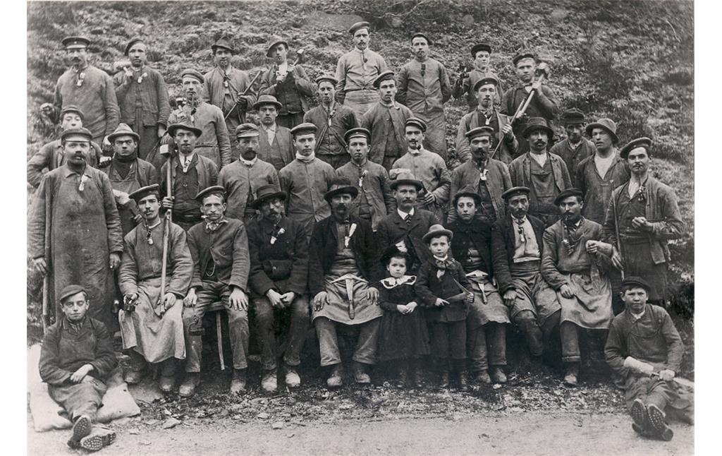 Arbeiter im Dachschieferbergbau in Kaub: Die Belegschaft des Rennseiterstollens (vor 1910)