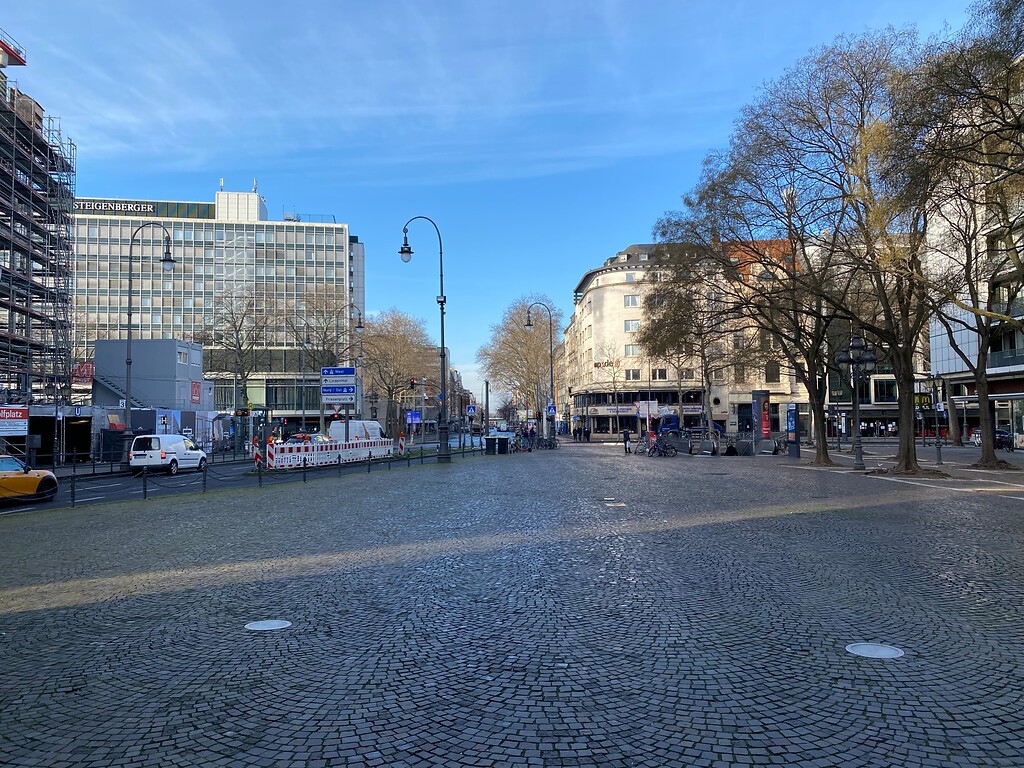 Blick vom Kölner Rudolfplatz aus in Richtung Aachener Straße (2021)