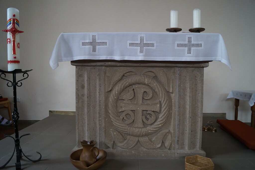 Altar in der Kapelle Kreuzerhöhung in Laubenheim (2021)