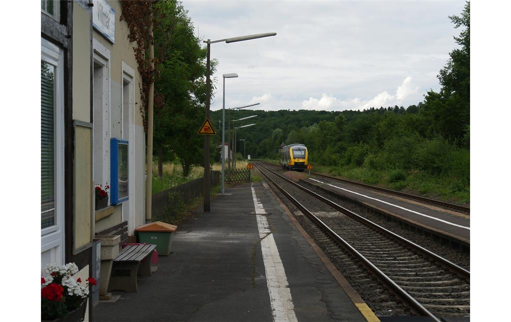 Abfahrender Zug am Bahnhof Villmar (2017)
