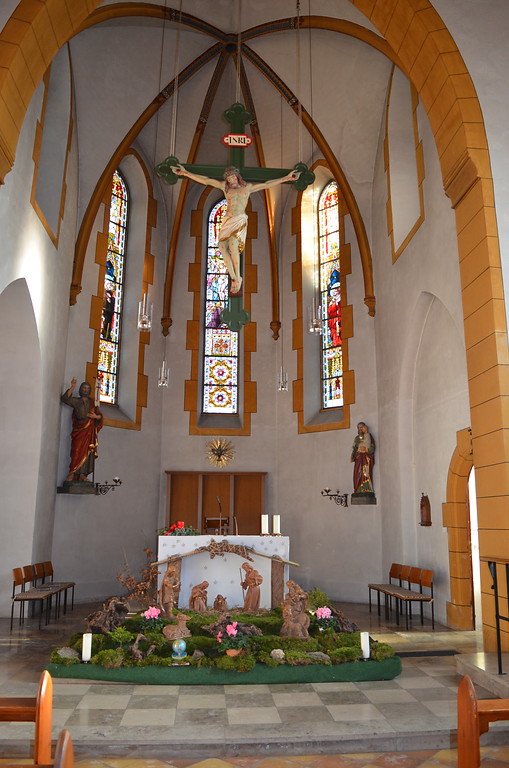 Altarraum mit Weihnachtskrippe der katholischen St. Joseph-Kirche Seibersbach (2017)
