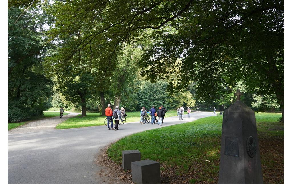 Spazierengehen auf der alten Rennstrecke im Köln-Lindenthaler Stadtwald (2021)