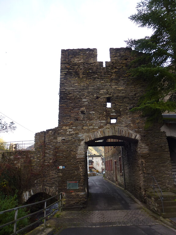 Der zweistöckige Mühlentorturm der Stadtbefestigung in Oberwesel (2016). Die Fundamente befinden sich im Niederbach.