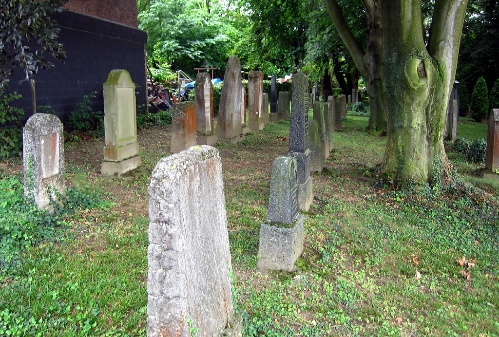Grabsteine auf dem Judenfriedhof in der Bornheimer Lessingstraße (2013)