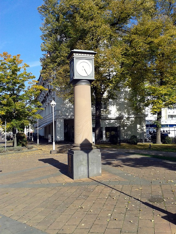 Die Beethoven-Uhr in der Innenstadt von Bad Neuenahr, Blick in Richtung Kurgartenbrücke (2016).