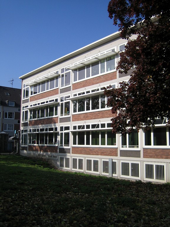 Die Vorderfront der Katholischen Hauptschule KHS am Großen Griechenmarkt in Köln (2012).