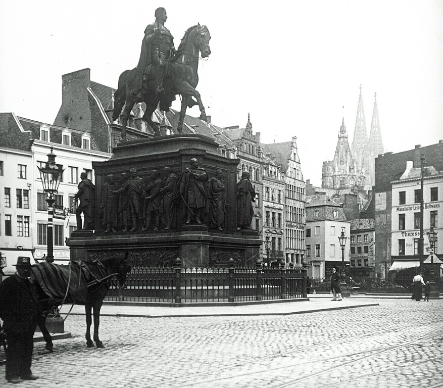 Der Heumarkt in der Kölner Altstadt mit dem Denkmal für den Preußenkönig Friedrich Wilhelm III. an seinem ursprünglichen Standort (Aufnahme vor 1914).