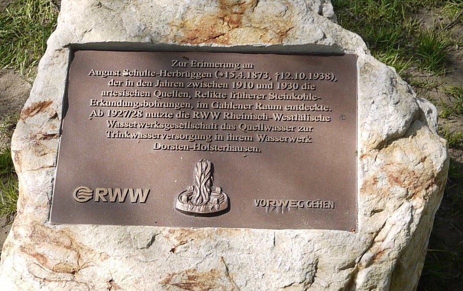 Stein mit einer Gedenktafel zur Erinnerung an August Schulte-Herbrüggen, der die Artesischen Quellen entdeckte (Aufnahme 2010).