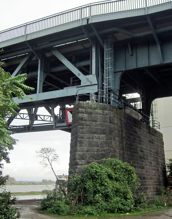 Ein Pfeiler und Aufbauten der Rheinbrücke Uerdingen-Mündelheim (westliche Rheinseite, 2014)