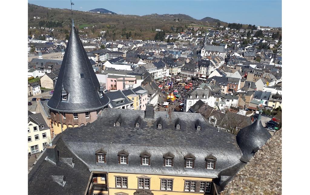Blick über die Stadt Mayen mit Marktplatz, altem Rathaus und St.-Clemens-Kirche vom Goloturm der Genovevaburg aus (2019).