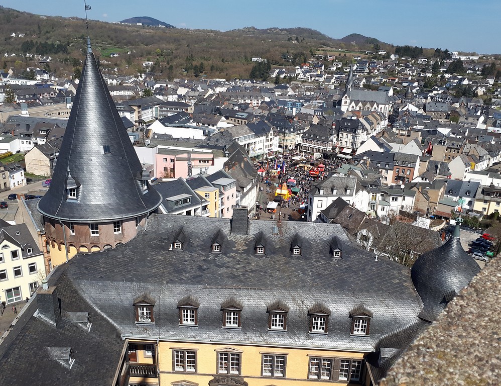 Blick über die Stadt Mayen mit Marktplatz, altem Rathaus und St.-Clemens-Kirche vom Goloturm der Genovevaburg aus (2019).